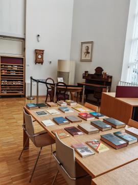 5 Razstava knjižnih del in spominski kotiček Louisa Adamiča v Mestni knjižnici Grosuplje